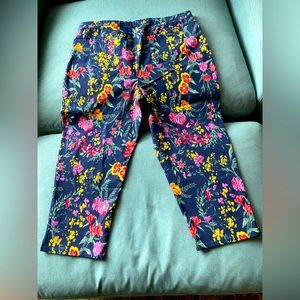 Susan Graver pant w/Floral print on a navy blue background. Size 24 W